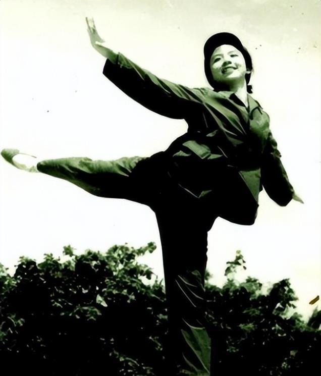 对越反击战中,24岁女兵郭容容牺牲,事迹被改编成电影《芳华》_腾讯