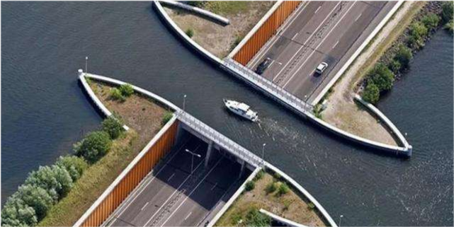 这座桥被称为摩西桥,桥上几乎看不到人头.