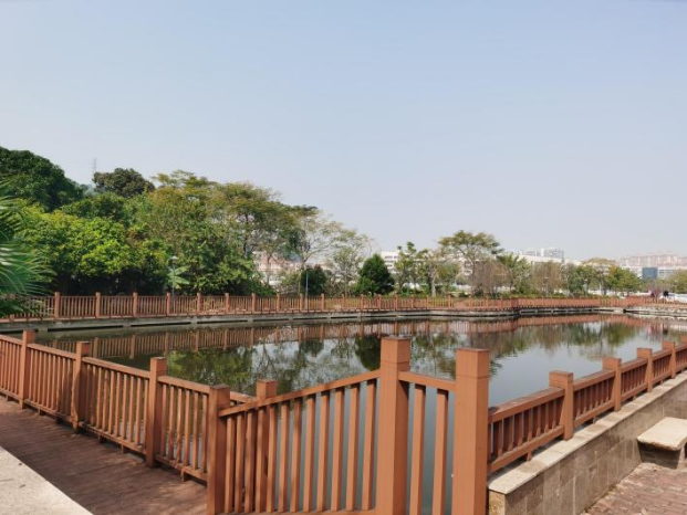 新村街亲水公园位于海滨社区黎村小区,原为臭水池塘,周边村民的执耕地