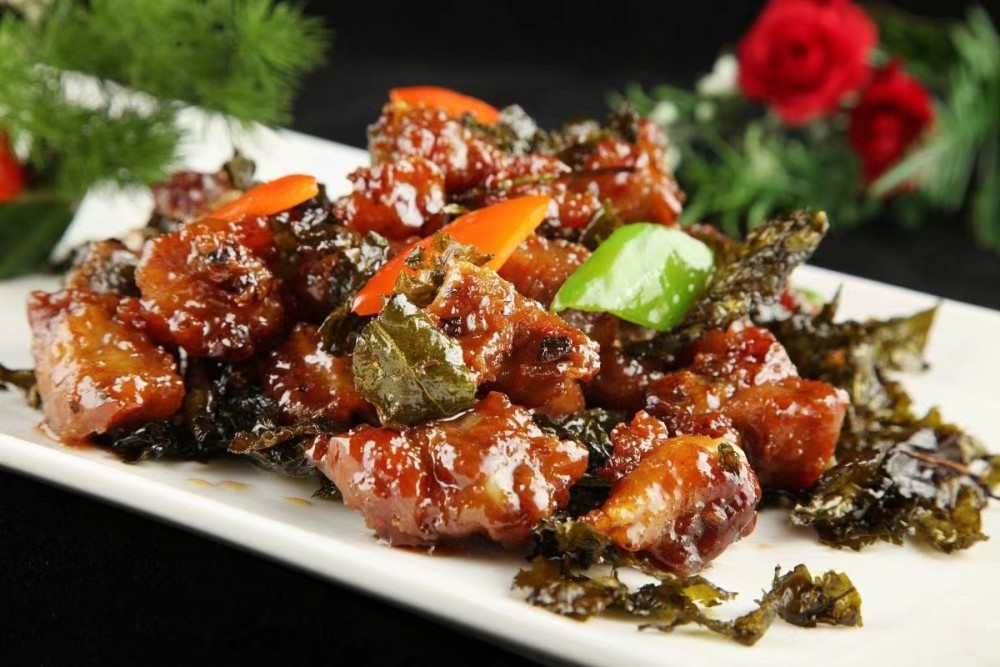 下面就一起来看看这道"茶香排骨"的具体做法吧,香软入味,一抿脱骨