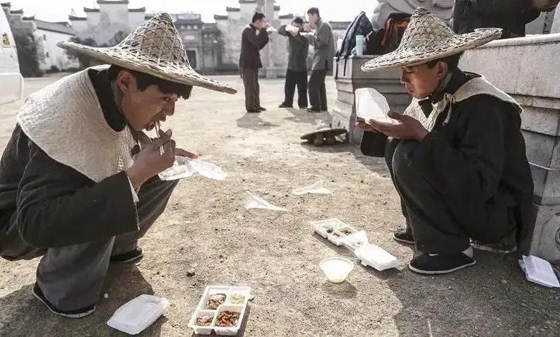 蹲在大街上吃盒饭图片图片