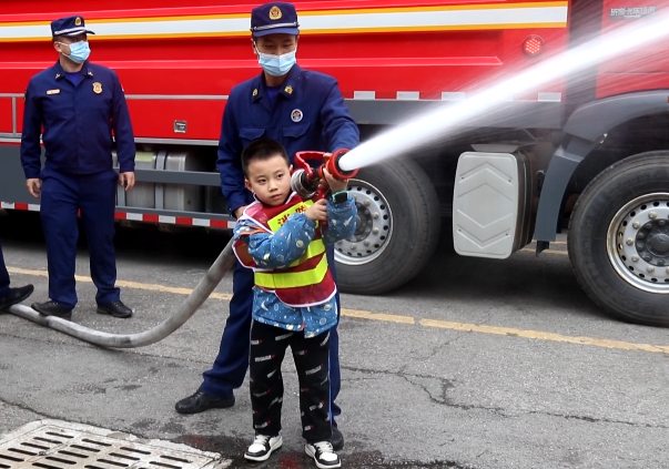 6岁萌娃"单挑"消防员叔叔比赛俯卧撑,消防员叔叔输了!_腾讯新闻