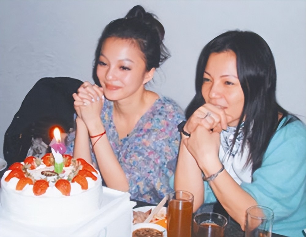 重病时被亲妈卷走财产连亲爸也落井下石张韶涵现在过得如何