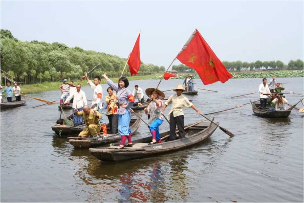 通过景观小品,雕塑,广场,宣传栏等不同形态,展示洪湖从湘鄂西土地革命