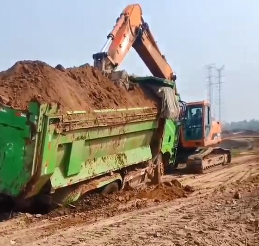 目測是渣土車超載,路基太軟導致的陷車,可以看到渣土車車輪陷得很深