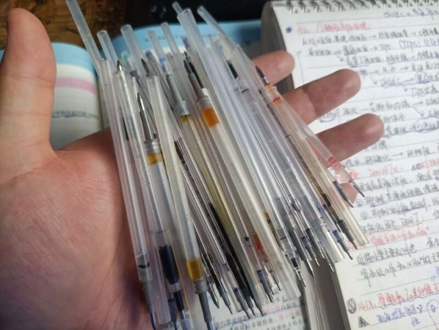 同宿舍4男生用掉358根笔芯后考研成功