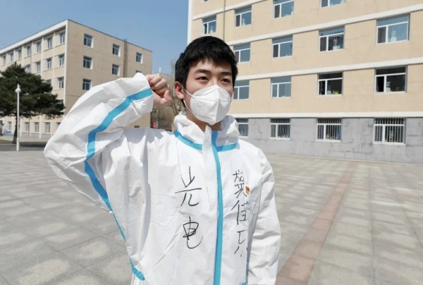 面对快递停运,无实物操作,队内交流困难等问题,张鑫宇没有轻言放弃