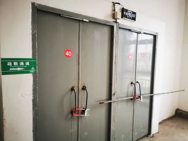 打非治违|遵义这家超市12个安全出口被锁闭,将依法处罚!