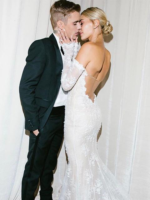 贾斯汀比伯携妻子现身科切拉音乐节,二人大秀恩爱,甘当人肉坐垫