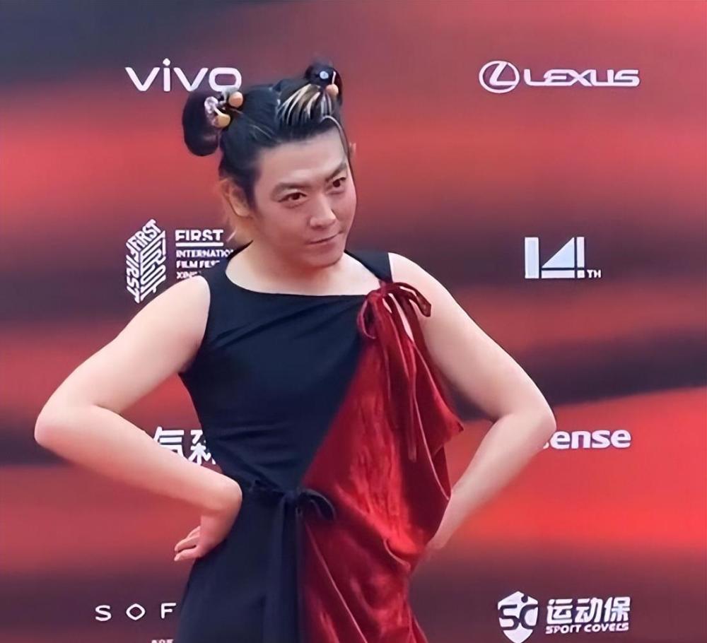 陷入姜局姜思达男儿身爱穿裙子走红毯一直在等父母的抱歉