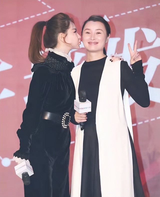 吴越戚薇同框秀姐妹情,同穿黑白色韵味不同,各有特色又知性端庄