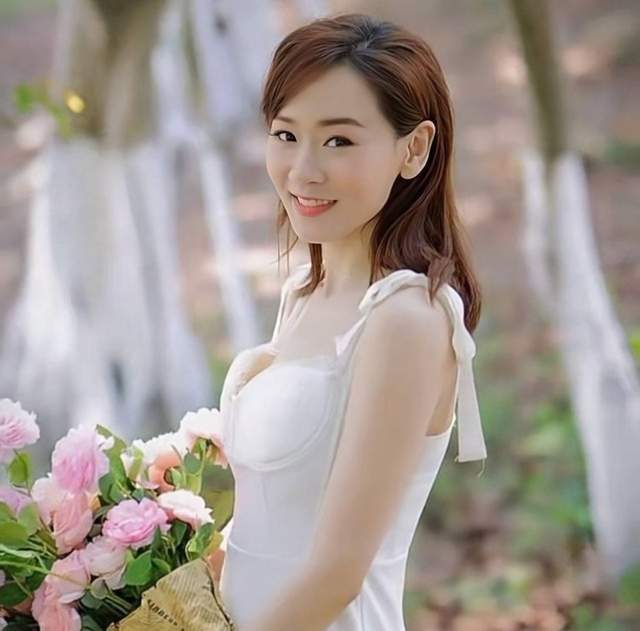 从杨思琦分享的近照可以看到,拍摄照片当天阳光明媚,她穿着一袭白色