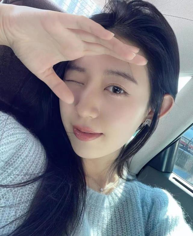 张镇麟女友晒旅游照!纤腰细腿颜值很高,与高诗岩女友是大学同学