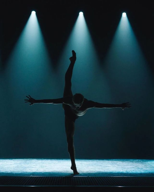 绝美的芭蕾舞摄影上半身美到窒息下半身让人心疼不已