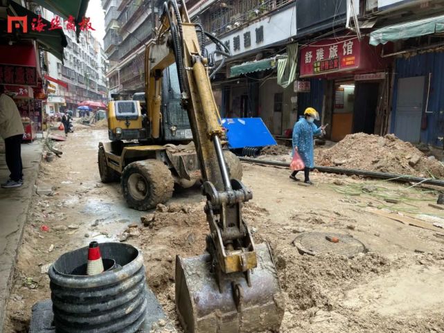 昨日,在溪美街道武荣街住宅区改造提升工程施工现场,运输车辆穿梭忙碌