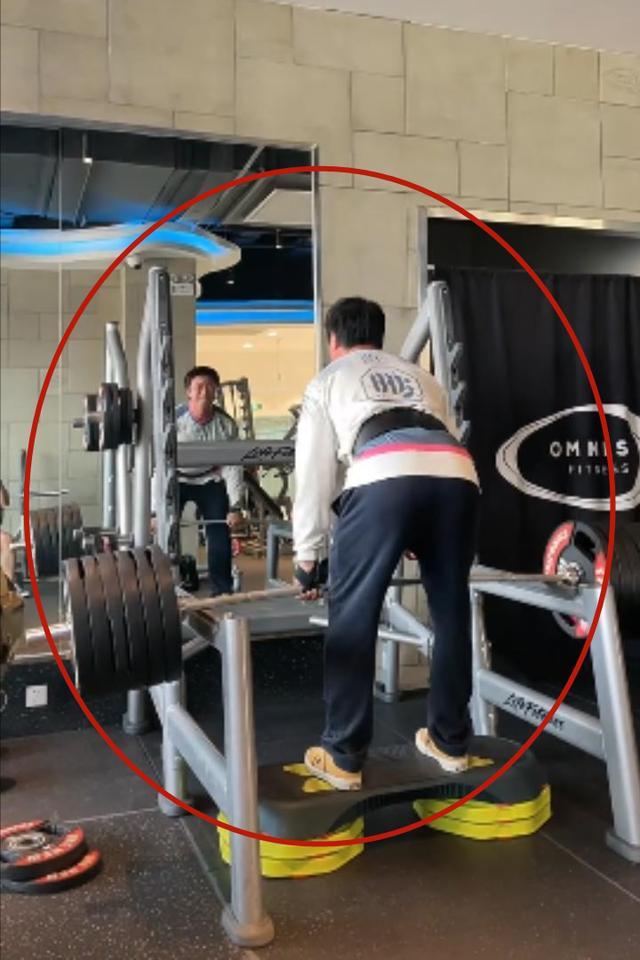 德云社烧饼晒照看到张九龄小腿肌肉粉丝健身有效果了