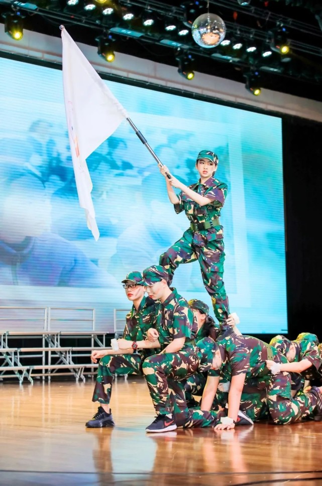 闪亮青春 重庆鲁能巴蜀中学举行班级形象大赛