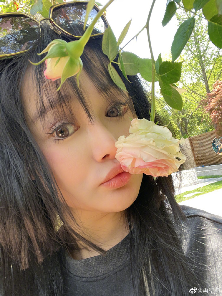 冉莹颖晒居家隔离生活亲自给家人剪发罕素颜示人曝光真实状态