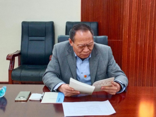 第三党支部书记李绍彬给郭继敏同志赠送政治生日贺卡第一党支部党员