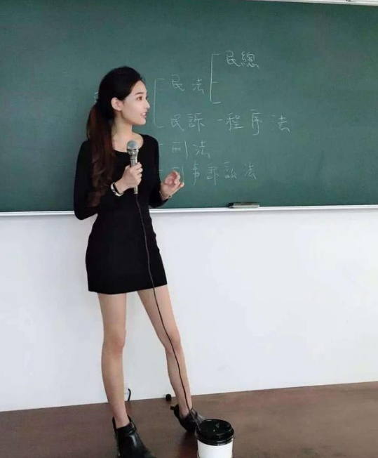 高校女教师走红,长相颜值爆表,学生从不逃她的课,网友:想学习