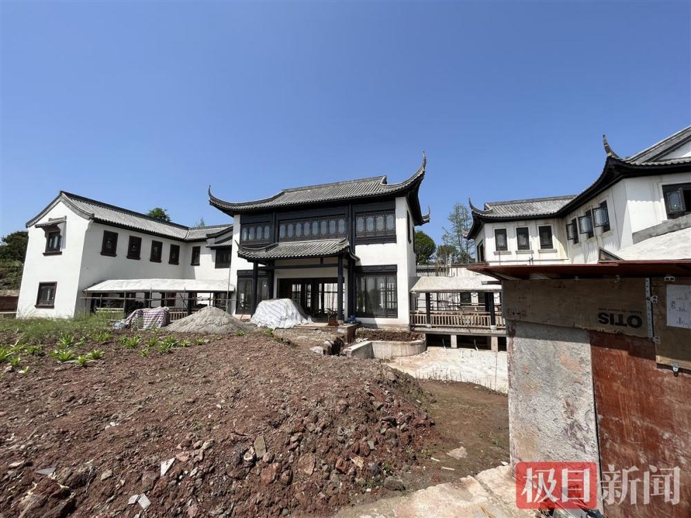 别墅除了建了五栋房屋外,还曾在别墅区前修建人工湖,别墅院子背后
