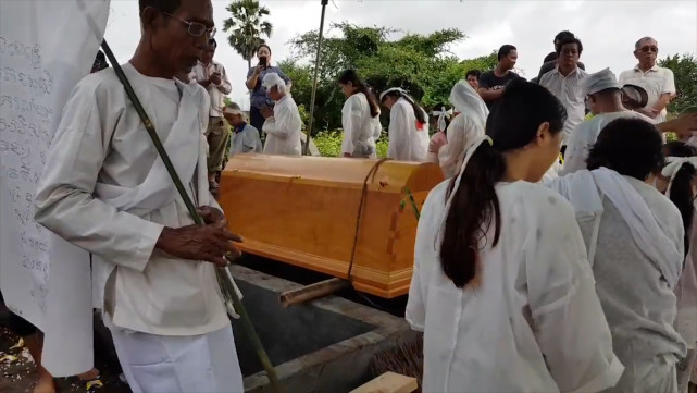 火葬或被冰葬取代?遺體在-196度液氮中立變粉末,埋地下滋養樹木