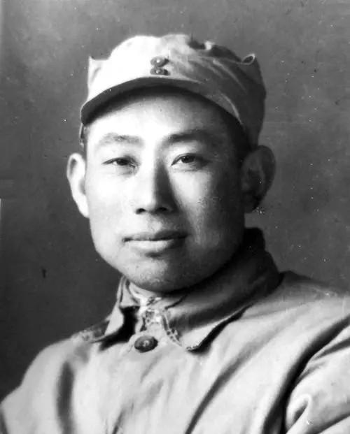 沈阳军区副司令员李化民在河边见歹徒调戏几名少女,带人赶了过去