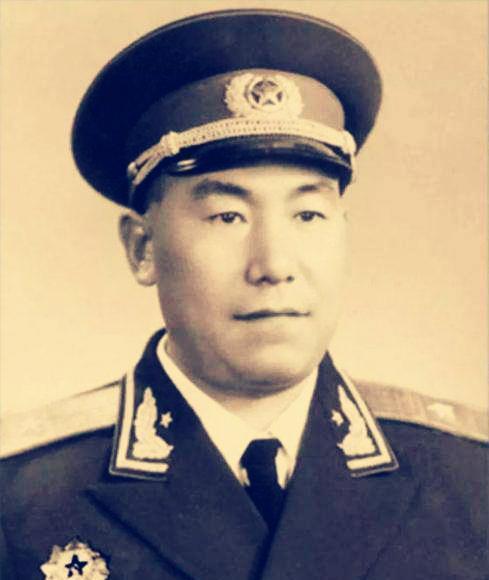 沈阳军区副司令员李化民在河边见歹徒调戏几名少女,带人赶了过去