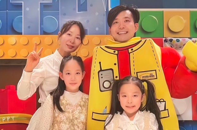 "塞娅公主"张恒罕晒全家福!两女儿娇俏可爱,老公长发似郑伊健