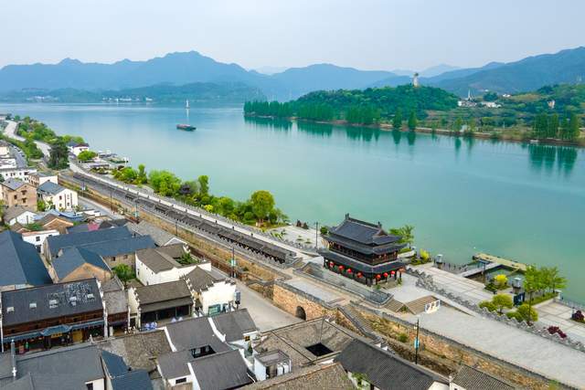 地處新安江,蘭江和富春江三江匯合處,依山傍水的優越地理位置,使得