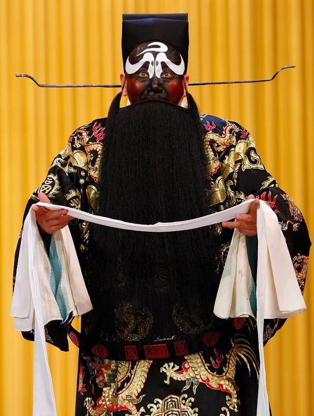 受益于戏曲和评书,中国人大多都知道"包公包青天".