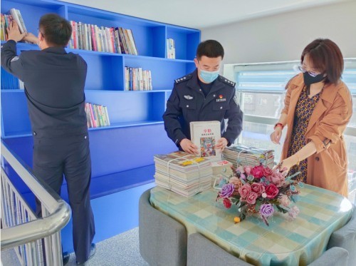 局新港边境派出所联合东港市图书馆,积极开展"流动图书进警营"活动,这