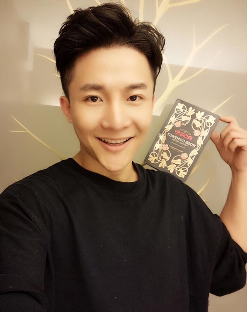 边策:26岁成央视主持人,32岁从高楼一跃而下,成母亲余生之痛_腾讯新闻