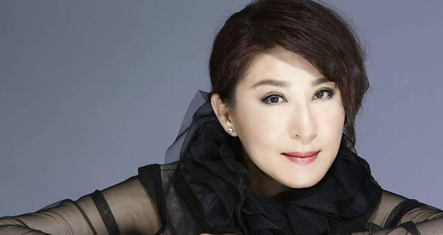 赵姿菁最后跑来捉奸,戳破二人情事的不是古龙的妻子梅宝珠,而是赵姿菁