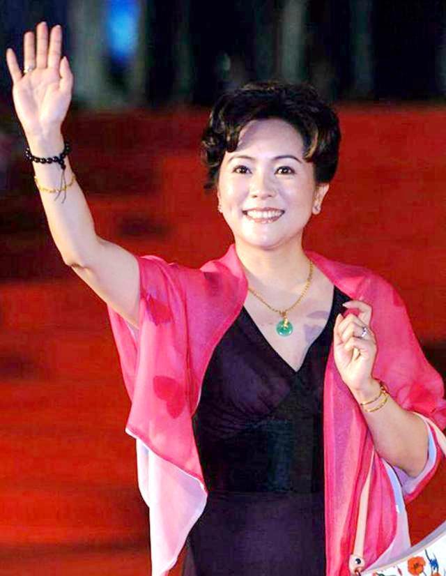 难忘81年喜剧电影《喜盈门》,轻松明快百看不厌,演员导演今昔照