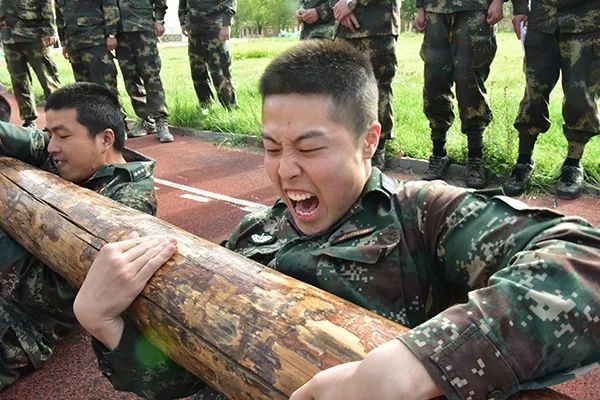 广播丨中国之声《国防时空》（2022年4月21日）双手开车没有单手稳