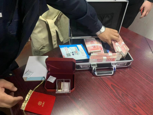 凌晨2点,女子紧急求助:3根金条9万元现金12万元存折,全落出租车上了