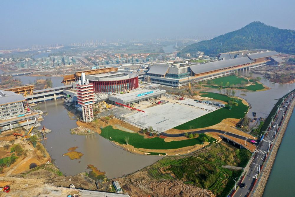 一衣带水的东钱湖白宫,因为宁波国际会议中心的建设,身价再次跃升.
