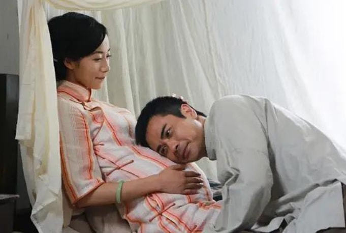 对于很多国产影视剧来说,生孩子和坐月子似乎只是一个很幸福的过场戏