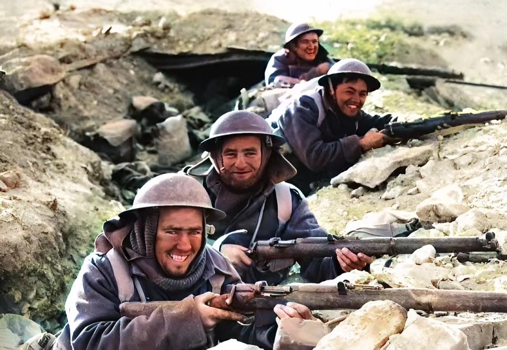 老照片:二战时期的英军士兵,家园被轰炸后伤心的英国男孩 - 南粤传媒