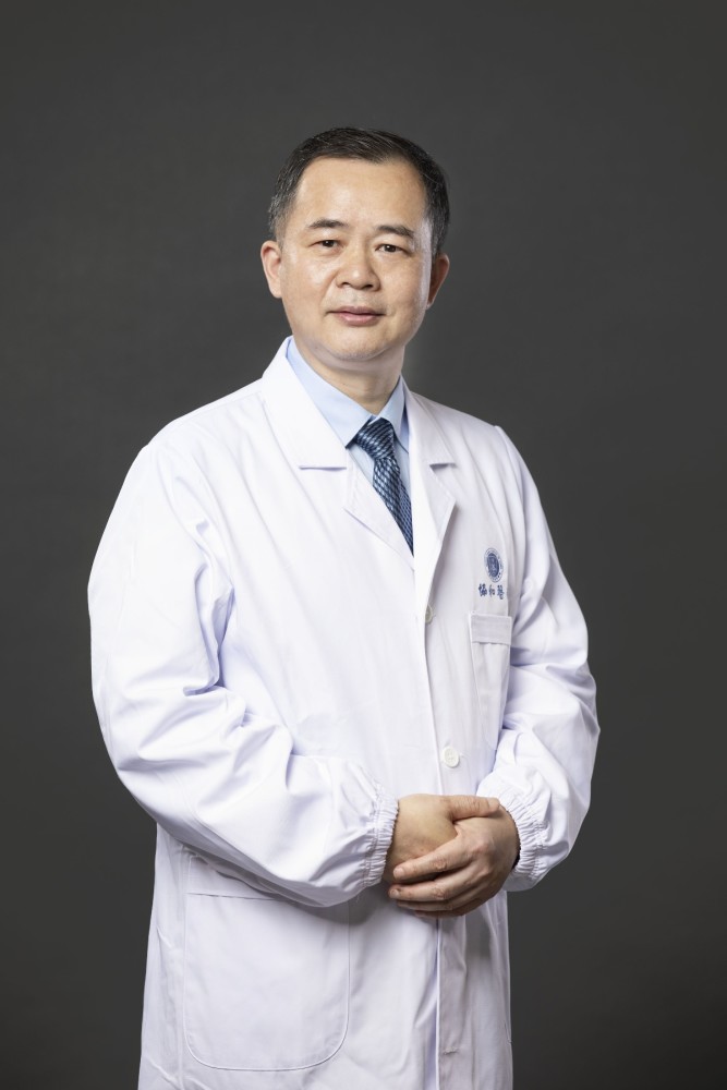 "今天早上,我们科里39岁的年轻教授刘俊伟做的一台腔镜辅助主动脉瓣