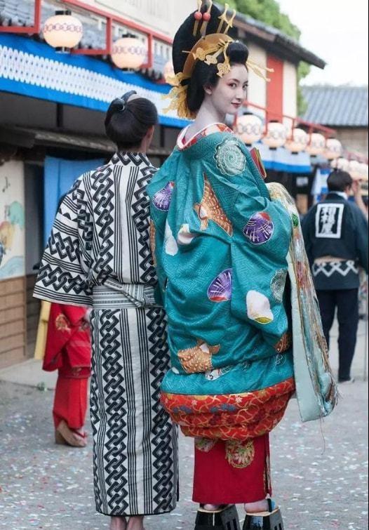 日本国宝级"花魁":15岁出道29岁退隐,美到英国女王都吃醋