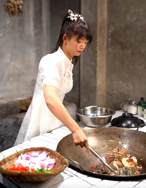 小厨娘严素被质疑不会做饭咖喱放太多让人没胃口网友好恶心