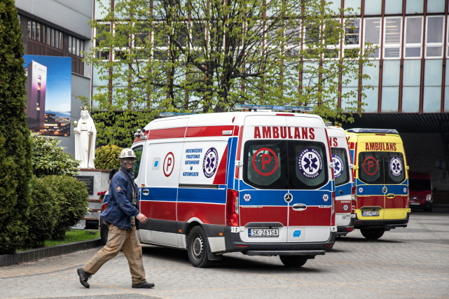 新华社/路透4月20日,救护车停在波兰南部城市帕夫沃维采发生爆炸的