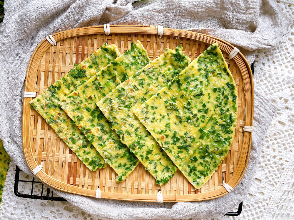 下面和大家分享一个韭菜薄饼的做法,8分钟就能上桌,做法特别简单,具体