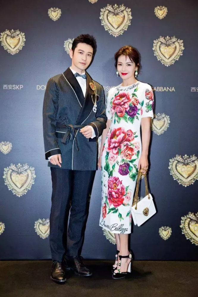 黄晓明穿"睡衣"出席活动 与刘涛站在一起洗白了身高