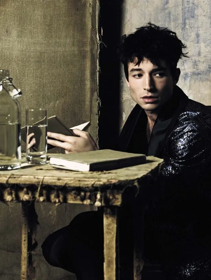 闪电侠埃兹拉米勒又被捕原因是在私人聚会上用椅子打人被害是一名26岁