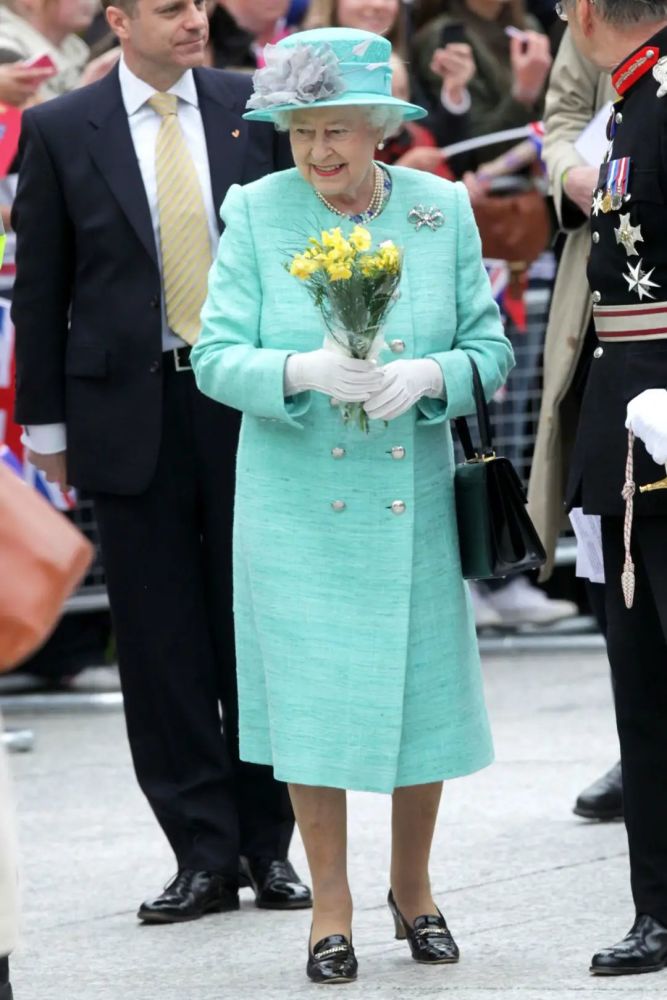 英国女王的传奇一生日本韩国中国美国第一