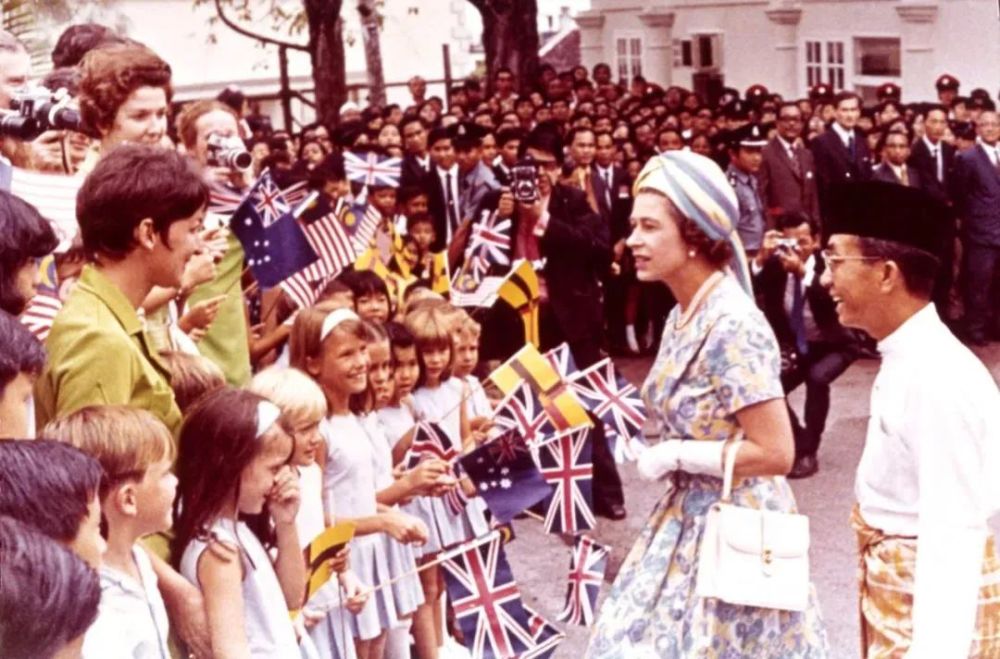 英国女王的传奇一生日本韩国中国美国第一