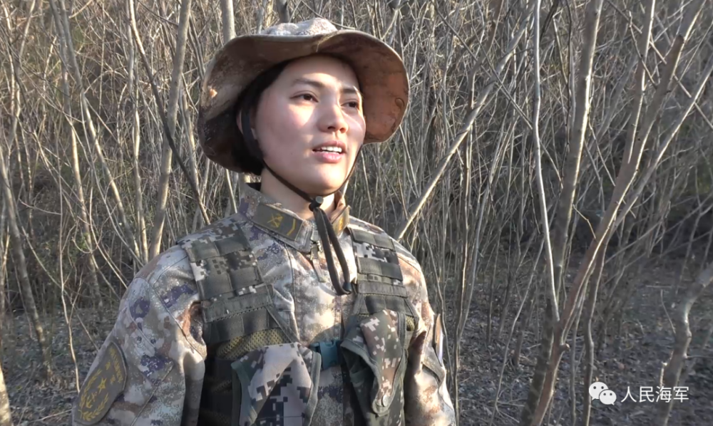 蹚泥潭扛轮胎海军陆战队女兵个个都是狠角色